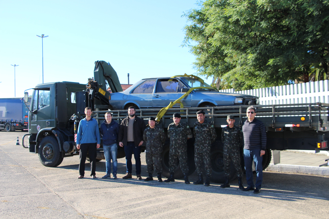 vw santana sobre caminhão do exercito