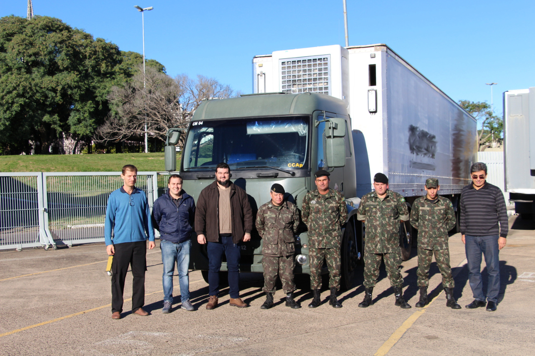 semirreboque de carreta com pessoas a frete